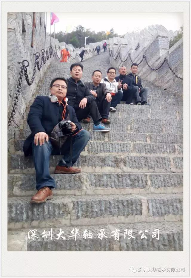 古城墻，坐在最前邊的是號稱體重130的時尚達人—九哥